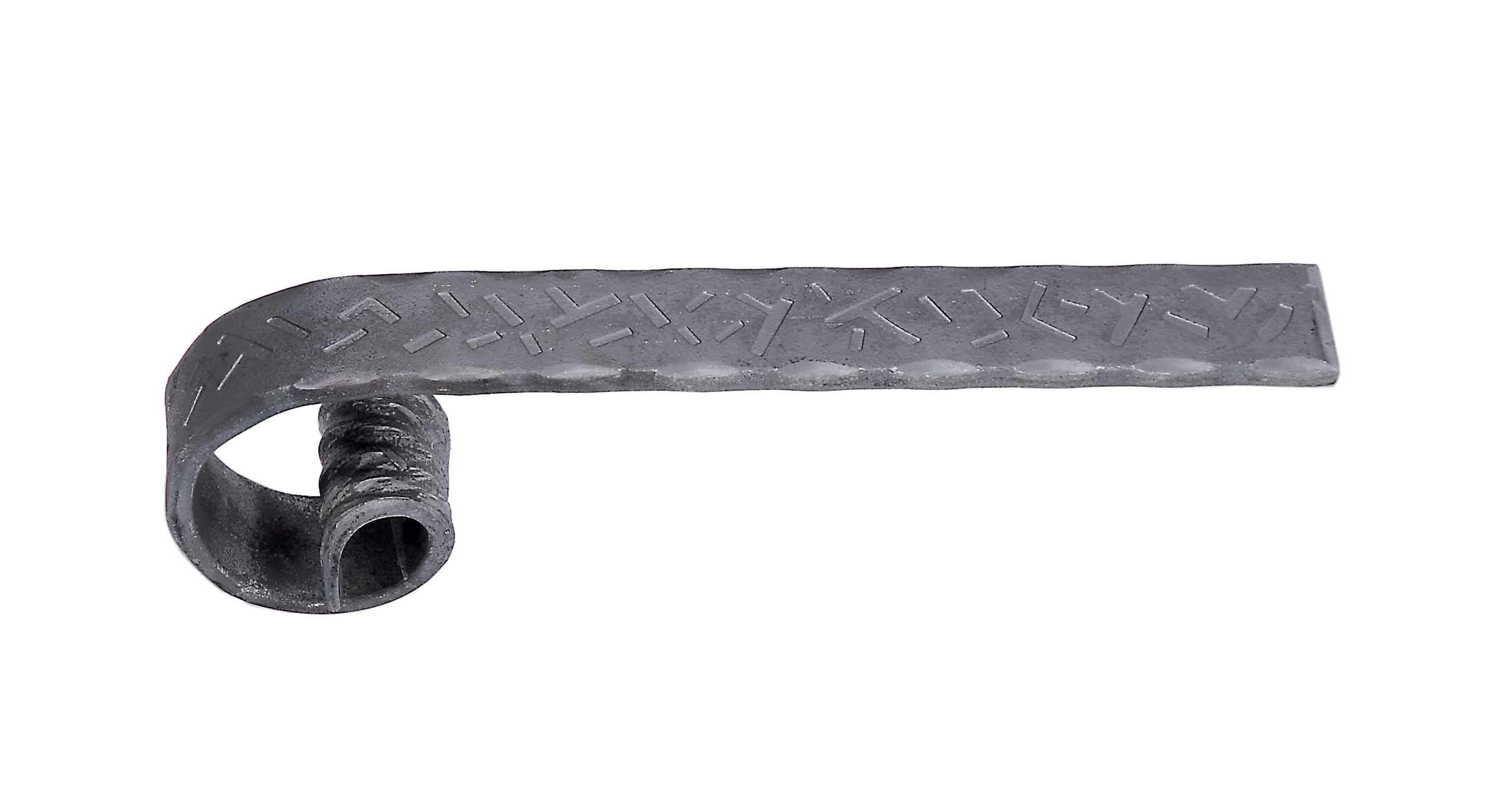 Handlaufabgang gerollt, Profil 40x8mm, einseitig kantengehämmert + kreuzschlaggehämmert